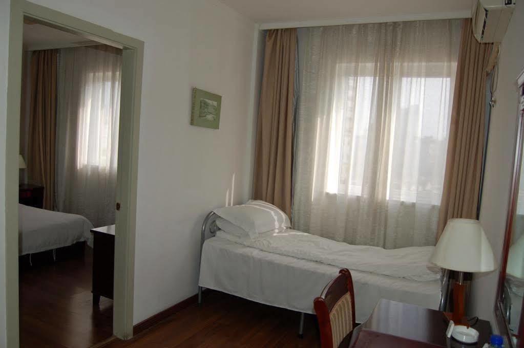 Lakeside Holiday Inn Shanghai Exterior photo